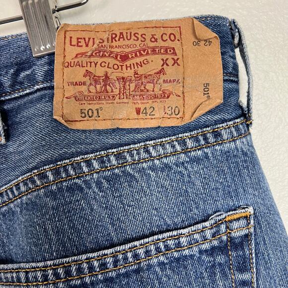 Levi's Men's 501 Original Straight Leg Button Fly Medium Wash Denim Jeans 42x30 - Picture 3 of 8